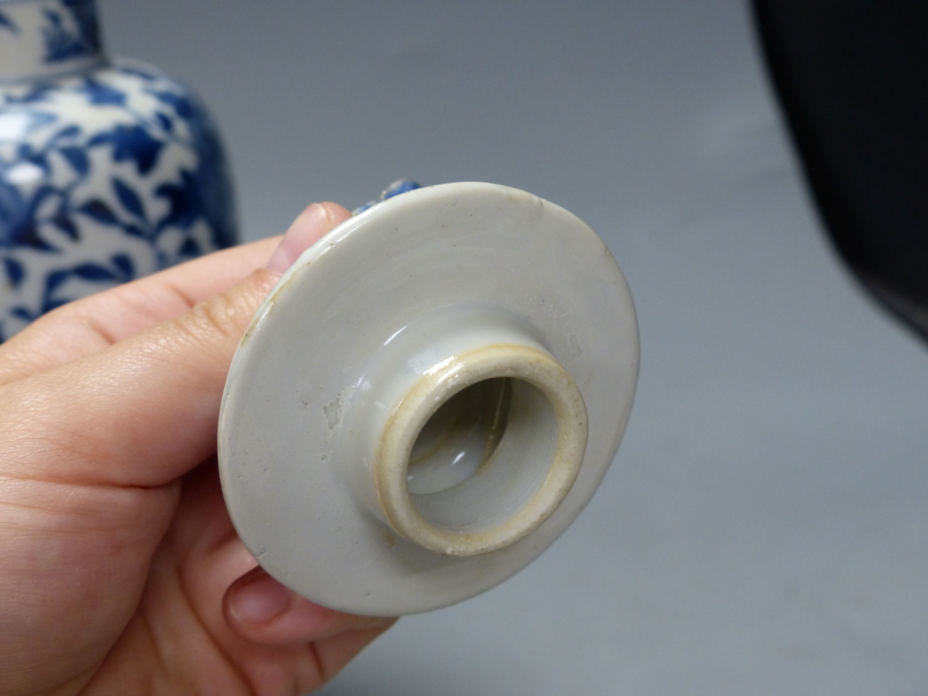 A 19th century Chinese blue and white dragon vase and cover, height 27cm